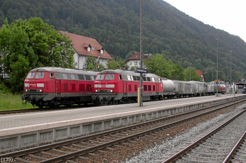 Bahn 139.jpg - Nächster Halt in Immenstadt, der Zug wechselt die Fahrtrichtung. Die verbliebene Lok beim Umsetzen fotografiert vor einem wartenden Unkrautvernichtungszug.